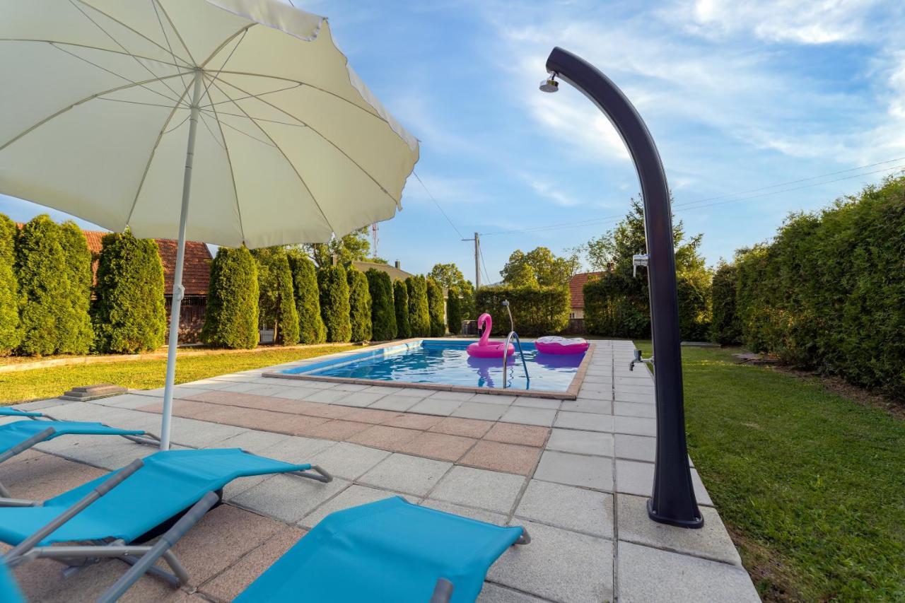 Villa Tratea - With A Heated Pool Tomici Exteriör bild